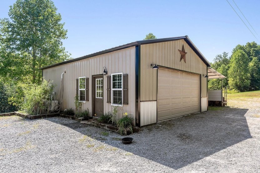Tennessee Garage Billed as a One-Bedroom ‘Bardominium’ Hits the Market for $185K